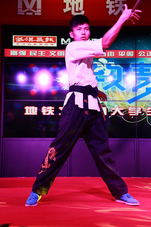 双节棍表演 王铖焱摄