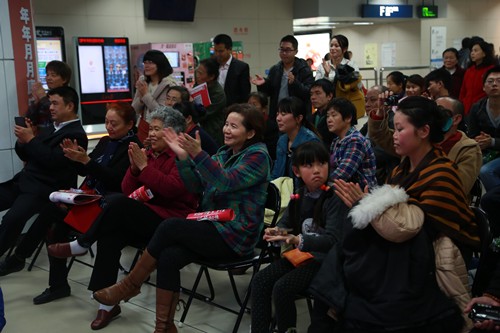 现场观众热烈鼓掌 王铖焱摄