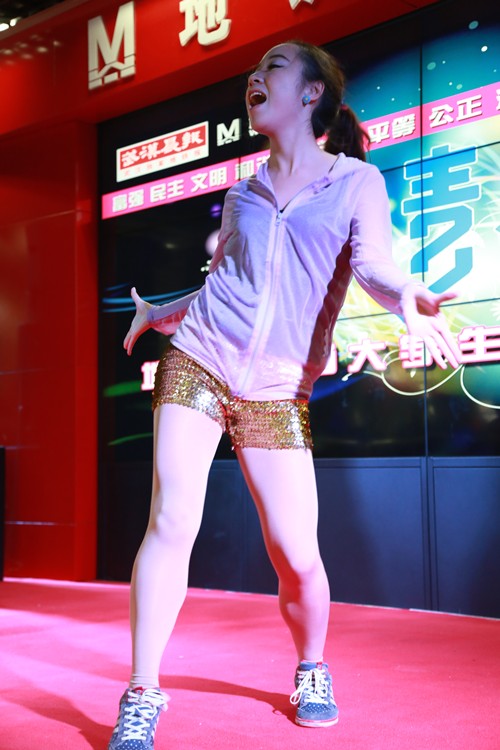 啦啦操表演 王铖焱摄