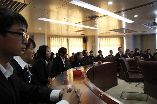 图为同学们聚精会神地听讲话